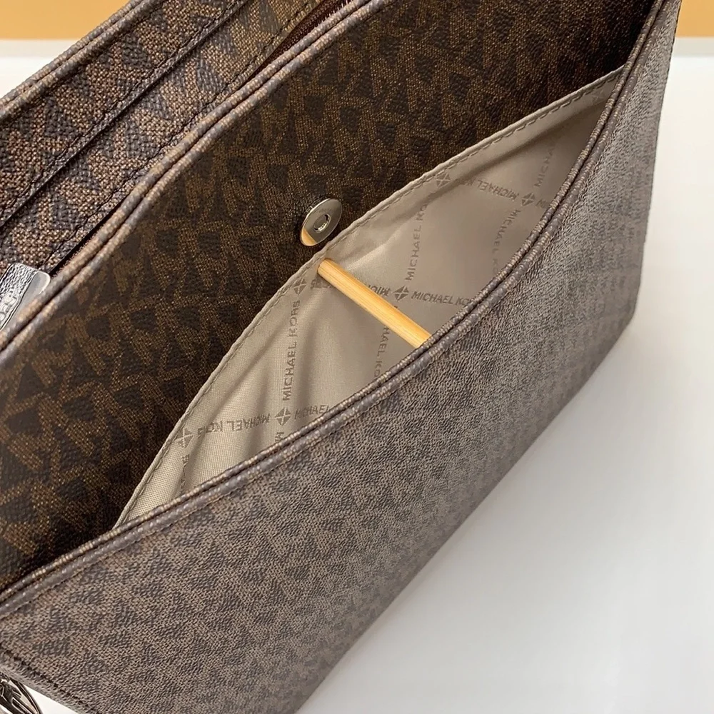 MICHAEL KORS
Jet Set Travel Large Logo Messenger Bag
BRIGHT RED/BROWN SIGNATURE - Picture 10 of 16